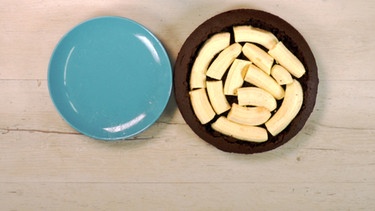 Bananenstücken werden auf dem Maulwurfkuchen verteilt. | Bild: BR