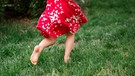 Mädchen läuft barfuß durch den Rasen | Bild: mauritius images