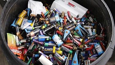 Batterien in Sammelstelle auf dem Wertstoffhof | Bild: picture-alliance/dpa