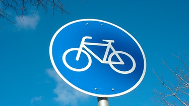 Verkehrsschild, mit dem ein benutzungspflichtiger Radweg ausgeschilder wird | Bild: mauritius images