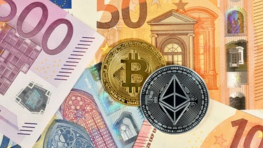 Verschiedene Euroscheine und Bitcoin- und Ethereum-Symbole in Münzenform liegen auf einem Tisch. | Bild: mauritius images