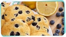 Blaubeer-Zitronen-Cookies liegen auf einem Brett | Bild: BR