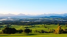 Alpenpanorama vom Auerberg im Ostallgäu aus gesehen | Bild: mauritius images / Westend61 / Martin Siepmann