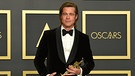 Brad Pitt mit seinem Oscar im Jahr 2020 | Bild: dpa-Bildfunk/Jordan Strauss