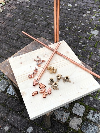 Materialien für das BAYERN 1 Brennholzregal liegen auf einem Hocker. | Bild: BR/Bogdan Kramliczek