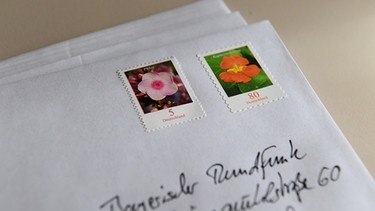 Brief, mit einer 80 Cent- und einer 5-Cent-Marke frankiert  | Bild: Felix Hörhager, BR