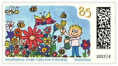 Die von Kinderhand bemalte Umwelt-Briefmarke | Bild: Niklas Dax 