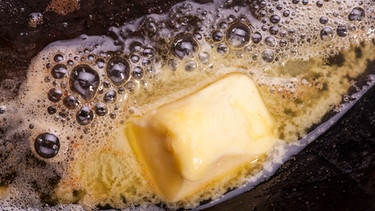 Bruzelnde Butter in der Pfanne | Bild: mauritius-images