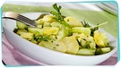Eine Schale Kartoffelsalat auf einem Tisch | Bild: mauritius images