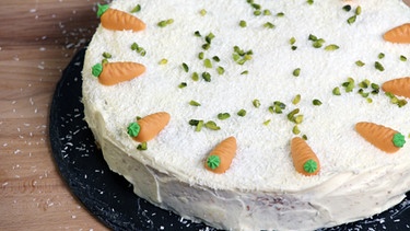 Fertiger Carrot Cake auf einer Platte. | Bild: BR/Martin Deininger