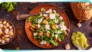 Ceaser Salad mit Parmesanchips | Bild: mauritius images / Cseh Ioan / Alamy / Alamy Stock Photos