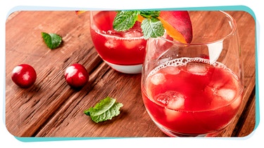 Cocktail mit Kirschen | Bild: mauritius images / Katerina Solovyeva / Alamy / Alamy Stock Photos