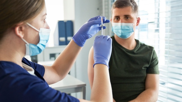 Ärztin bereitet eine Impfung gegen das Corona-Virus vor | Bild: mauritius images
