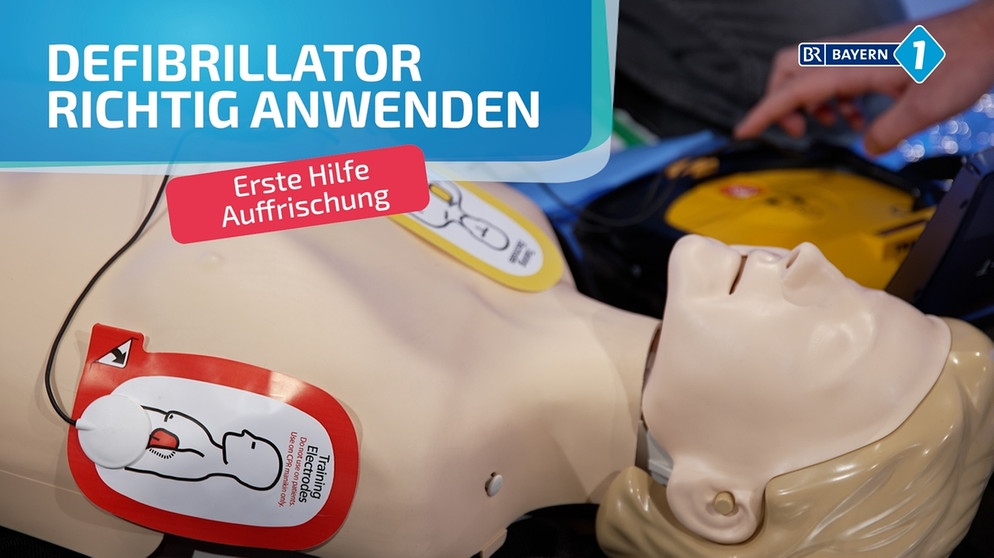 Erste Hilfe: So bedient man einen Defibrillator.  | Bild: Andreas Weindl