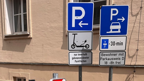 Neue Schilder und Parkplätze für E-Scooter | Bild: BR
