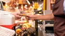 Bezahlen im Supermarkt | Bild: mauritius-images