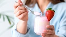 Erdbeerjogurt | Bild: mauritius images / Pixel-shot / Alamy / Alamy Stock Photos