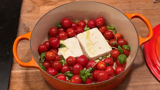 Ein Topf mit Feta, Tomaten und Basilikum | Bild: BR/ Susanne Wolff