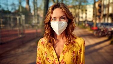 Frau trägt im Freien eine FFP2-Maske | Bild: mauritius images