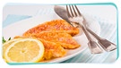 Auf einem Teller liegen panierte Fischfilets mit Zitrone | Bild: mauritius images / Alamy / HelmaSpona