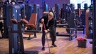 Mitarbeiter putzt den Boden in einem geschlossenen Fitnessstudio | Bild: dpa/picture alliance