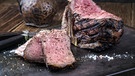 Gegrilltes T-Bone-Steak liegt auf einem Teller.  | Bild: mauritius-images