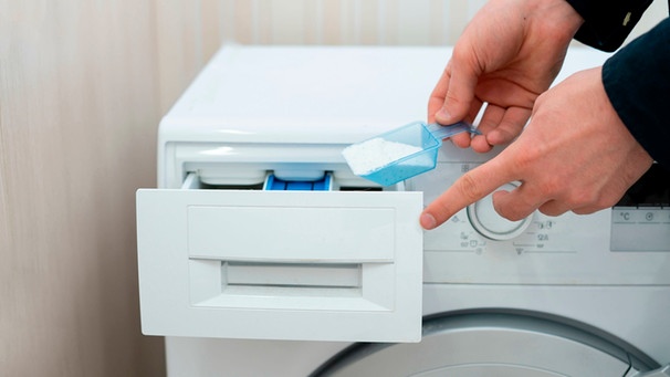 So einfach lässt sich Waschmittel richtig dosieren.  | Bild: mauritius images / Mikhail Rudenko / Alamy / Alamy Stock Photos