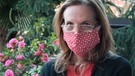 Frau trägt einen selbstgenähten Mundschutz aus Stoff | Bild: mauritius images