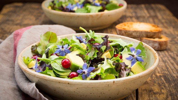 Grüner Salat mit Blüten | Bild: mauritius images / foodcollection / Larissa Veronesi