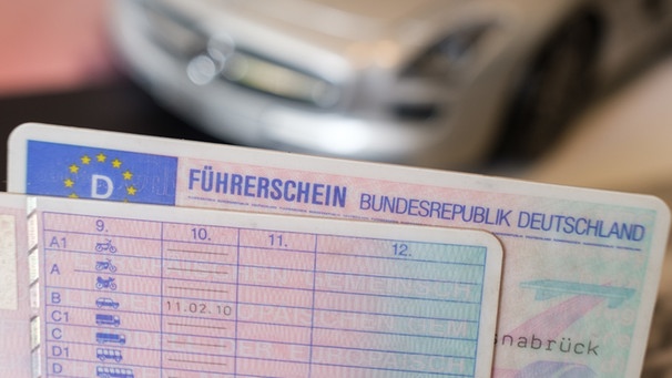 Vorder- und Rückseite eines deutschen Führerscheins im Scheckkartenformat | Bild: dpa-Bildfunk/Ole Spata