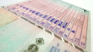 Rückseite eines Führerscheins im Scheckkartenformat | Bild: mauritius-images