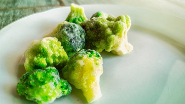 Gefrorene Brokkoli-Röschen liegen auf einem Teller | Bild: mauritius images / Luca Antonio Lorenzelli / Alamy / Alamy Stock Photos