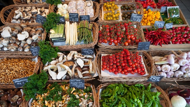 Verschiedene Gemüse auf einem Markt in Bayern | Bild: mauritius images