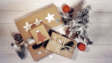 Verschiedene dekorierte Weihnachtspäckchen in Packpapier | Bild: BR