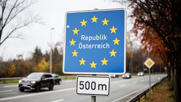 Ein Schild mit der Aufschrift "Republik Österreich - 500m" ist kurz vor der Grenze "Saalachbrücke" zu sehen. | Bild: dpa-Bildfunk/Matthias Balk