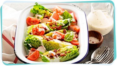 Salat mit geröstetem Speck in einer Emaillform | Bild: mauritius images