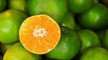 Grüne Orangen | Bild: mauritius-images