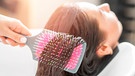 Haarspülung wird aufgetragen, damit sich die Haare besser kämen lassen | Bild: mauritius images / Evgenii Parilov / Alamy / Alamy Stock Photos