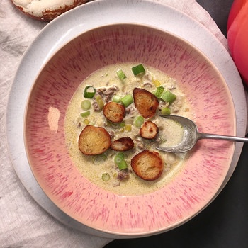 In einem Teller ist Käse-Lauch-Suppe mit Brezen-Croutons angerichtet. | Bild: BR/ Susanne Wolff