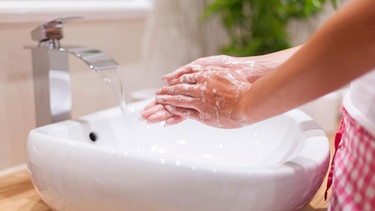 Frau wäscht sich die Hände | Bild: mauritius-images