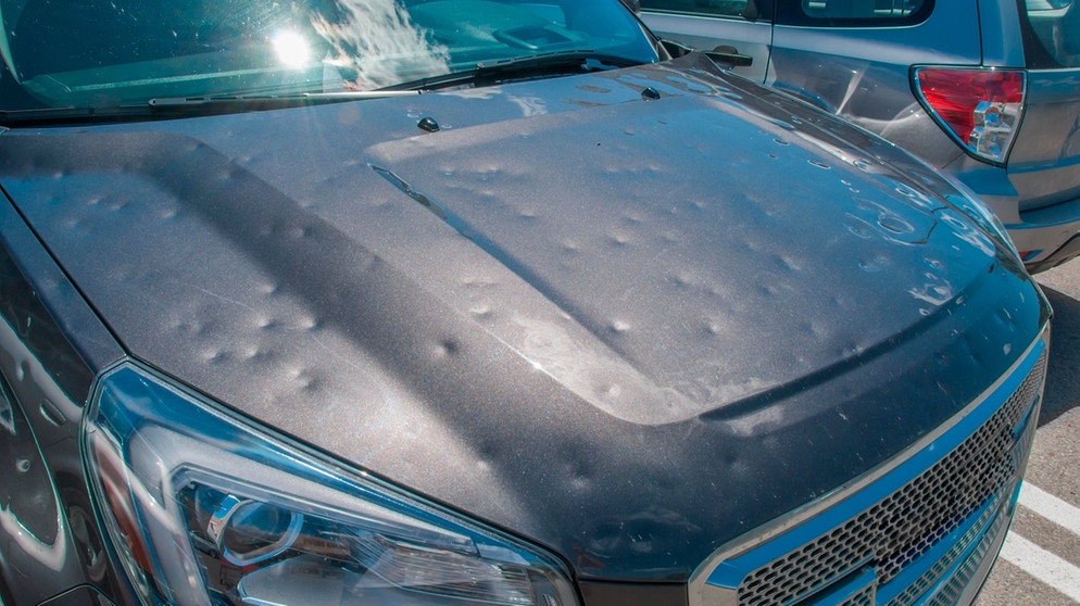 Versicherung fürs Fahrzeug - Hagelschaden am Auto: Reparieren oder