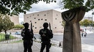 Polizei vor der Synagoge in Halle, auf die laut Augenzeugen Schüsse gefeuert wurden | Bild: dpa-Bildfunk/Robert Michael