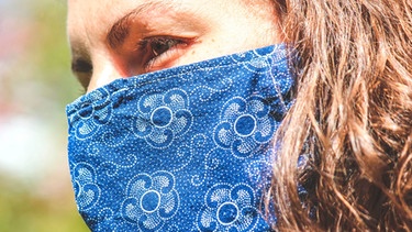 Frau mit einer Stoffmaske während der Corona-Pandemie | Bild: mauritius images