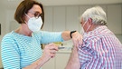 Ärztin Birgitt Lucas impft in Hof einen Patienten gegen das Coronavirus | Bild: dpa/picture alliance