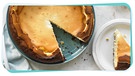 Ein angeschnittener Käsekuchen steht auf einm Tisch, daneben ein Stück Käsekuchen auf einem Teller | Bild: mauritius images / foodcollection / Michael Kraus, Montage: BR