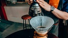 Dieser Trick hilft, wenn der Kaffee zu bitter schmeckt! | Bild: mauritius images / Anna Volobueva / Alamy / Alamy Stock Photos