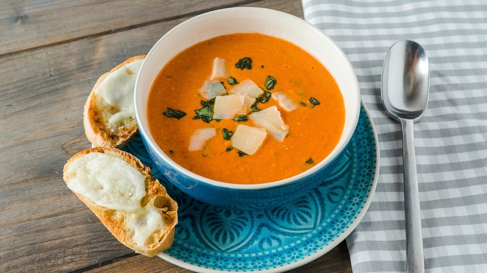 Kalte Tomatensuppe: Rezept für eine kalte Suppe mit Parmesanschaum ...