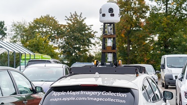 Ein Pkw mit Apple Maps Kamera auf einem Parkplatz | Bild: dpa/picture alliance