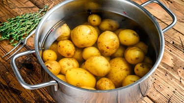 Kartoffelwasser zum Gießen | Bild: mauritius-images