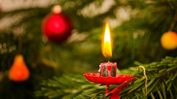 Eine echte Kerze an einem Weihnachtsbaum, fast heruntergebrannt. | Bild: mauritius images / Nils Prause / Alamy / Alamy Stock Photos